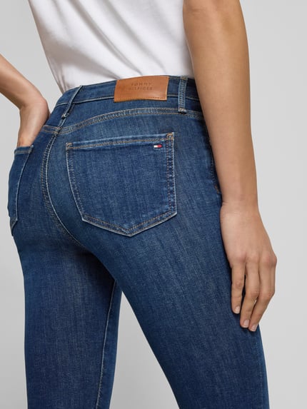 Vrouwenmodel draagt blauwe Skinny Fit Jeans im 5-Pocket-Design Modell 'COMO' van Tommy Hilfiger Sportswear, detailopname rug.