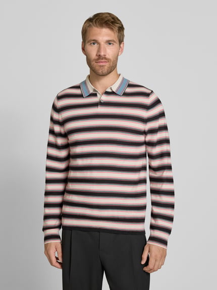 Männermodel trägt Poloshirt aus reiner Wolle von Paul Smith, gestreiftes Muster, Regular Fit, langärmelig, Ganzkörperansicht von vorne.