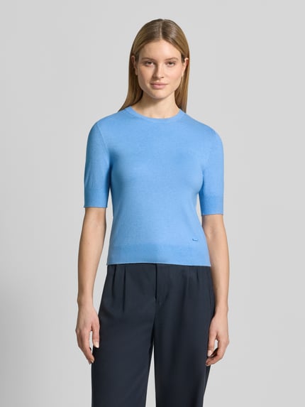 Frauenmodel trägt Slim Fit T-Shirt aus Viskose-Mix von s.Oliver RED LABEL in Strickoptik, Rundhals, kurzarm, Feinstrick, Ganzkörperansicht von vorne.