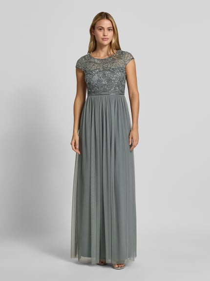 Frauenmodel trägt Abendkleid mit Pailletten von Christian Berg Cocktail in Grau, taillierte Passform, Rundhalsausschnitt, Ganzkörperansicht von vorne.