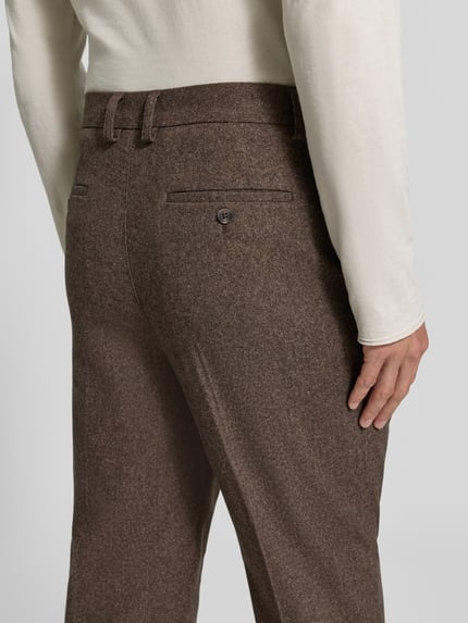 Männermodel trägt Straight Fit Stoffhose mit Baumwoll-Anteil von Lindbergh in Braun, strukturierte Oberfläche, Detailaufnahme Rückansicht. Elastischer Material-Mix, Eingriff- und Gesäßtaschen, Kellerfalten.