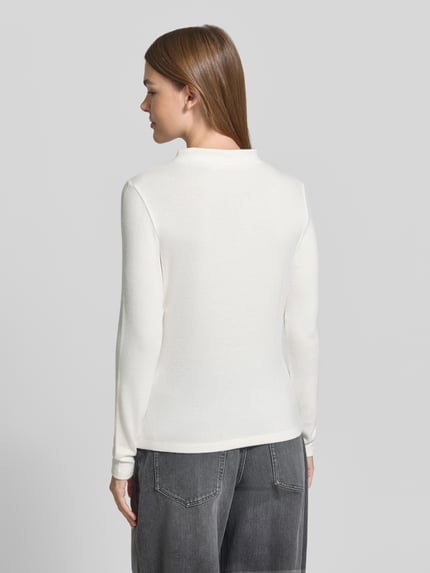 Frauenmodel trägt Langarmshirt Modell 'Sosemin' mit Rundhalsausschnitt von OPUS in Unifarben, weiche Struktur, Ganzkörperansicht Rückansicht.