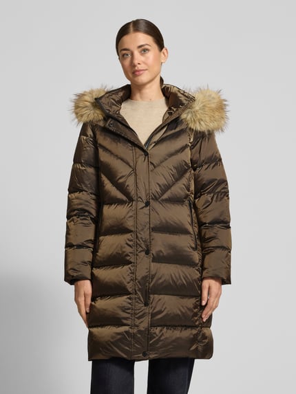 Modelka nosi brązowy Daunenmantel mit Reißverschlusstaschen Modell 'Glenn' od ROCKANDBLUE z kapturem z sztucznym futrem, krój regular fit, miękka powierzchnia, długość do kolan, przód z zakrytym zamkiem, kieszenie na zamek, kontekst: damski płaszcz puchowy, szerokość ramion w rozmiarze 36: 42 cm, szerokość w biuście w rozmiarze 36: 48 cm, długość rękawa w rozmiarze 36: 62 cm, szerokość w rozmiarze 36: 90 cm, widok całej sylwetki z przodu.