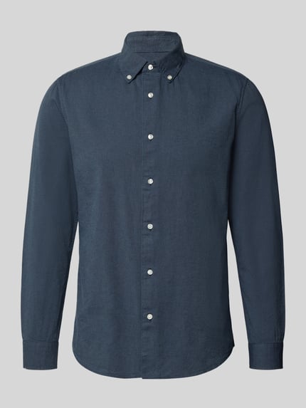 Produktfoto, Slim Fit Freizeithemd aus reiner bawełna von MCNEAL, kolor ciemnoniebieski, krój slim fit, kołnierzyk typu button down, na całej długości listwa guzikowa, długie rękawy, zaokrąglony dół, długość tyłu w rozmiarze M: 74 cm, szerokość ramion w rozmiarze M: 44 cm, długość rękawów w rozmiarze M: 65 cm