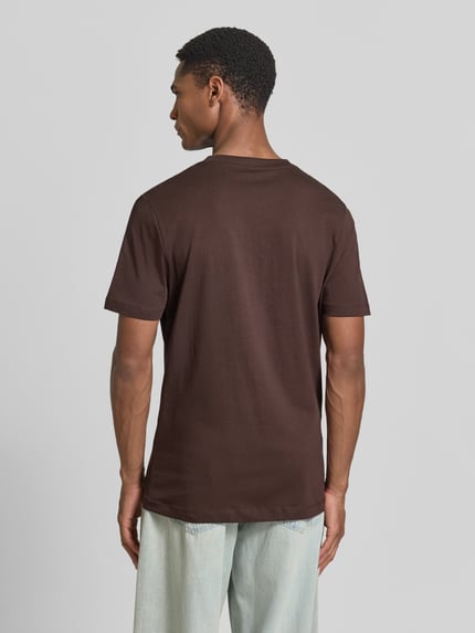 Männermodel trägt Regular Fit T-Shirt aus reiner Baumwolle von s.Oliver RED LABEL, Optik: Unifarben, Ganzkörperansicht Rückansicht.
