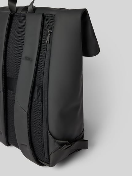 Productfoto, zwarte rugzakfunctie met rubberen bodem model 'lanciano' van JOOP! Heren collectie, matte textuur, grijze achtergrond