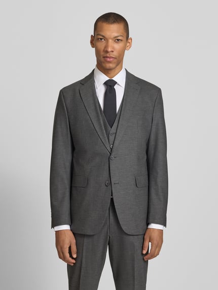 Męski model nosi Slim Fit Sakko mit Schurwoll-Anteil Modell 'Totti' von CINQUE, elastyczna mieszanka materiałów z dodatkiem żywej wełny, kołnierz z połami, listwa guzikowa, kieszenie z patką, długość tyłu w rozmiarze 50: 74 cm, szerokość w rozmiarze 50: 42 cm, długość rękawów w rozmiarze 50: 65 cm, kolor ciemnoszary, tekstura gładka; Ganzkörperansicht von vorne