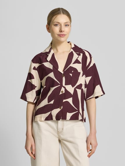 Frauenmodel trägt Relaxed Fit Bluse im Allover-Look Modell 'PLUMAS' von Mango aus Viskose-Mix, beige-bordeaux, Ganzkörperansicht von vorne. Rückenlänge 57 cm, Ärmellänge 29 cm, Damen Bluse.