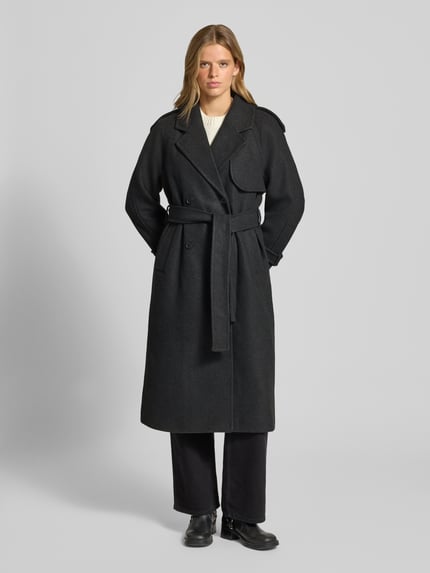 Frauenmodel trägt langen, dunkelgrauen Regular Fit Mantel mit doppelreihiger Knopfleiste Modell 'DEAR-TRILLION' von ONLY, Ganzkörperansicht von vorne, Damen Mantel von ONLY.