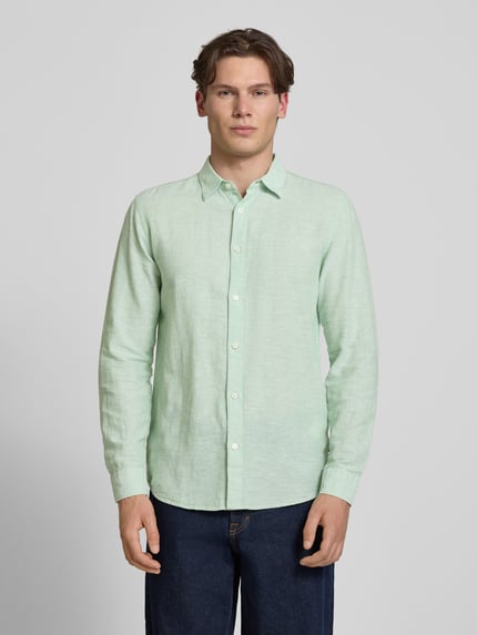 Männermodel trägt Slim Fit Freizeithemd aus Baumwoll-Leinen-Mix Modell 'CAIDENLS SOLID' von Only & Sons, hellgrün, Ganzkörperansicht von vorne.