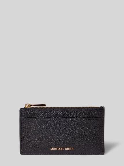 Produktfoto, Kartenetui aus echtem Leder von MICHAEL Michael Kors, schwarz mit Strukturmuster, metallic Details, Label-Detail, Kartenfächer.