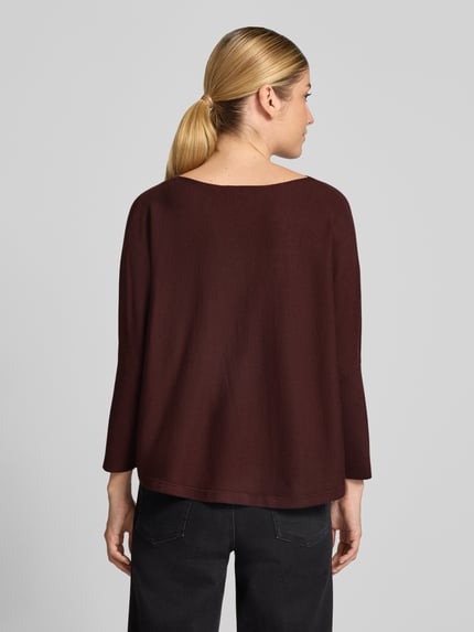 Frauenmodel trägt Strickpullover aus Viskose-Mix Modell 'Tiraja' von someday in Dunkelbraun, entspannter Schnitt, Ganzkörperansicht Rückansicht.
