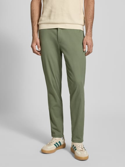 Männermodel trägt Slim Fit Stoffhose mit abnehmbarem Gürtel Modell 'Marco' von JACK & JONES, Baumwoll-Mix, Eingrifftaschen, Nahaufnahme Unterkörper.