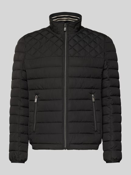 Produktfoto, Kurtka pikowana Slim Fit Steppjacke mit gefüttertem Kragen von Christian Berg Men, czarna, kieszenie zapinane na zamek błyskawiczny, podszewka na kołnierzu, elastyczne zakończenia rękawów, długość tyłu w rozmiarze M: 68 cm, szerokość ramion w rozmiarze M: 47 cm, szerokość w rozmiarze M: 52 cm, długość rękawów w rozmiarze M: 68 cm