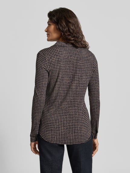 Frauenmodel trägt Regular Fit Langarmbluse aus Viskose-Mix von Marc O'Polo, dunkle Farbvielfalt, feines Karo-Muster, Ganzkörperansicht Rückansicht, Damen Sport-Langarmshirt von Marc O'Polo.
