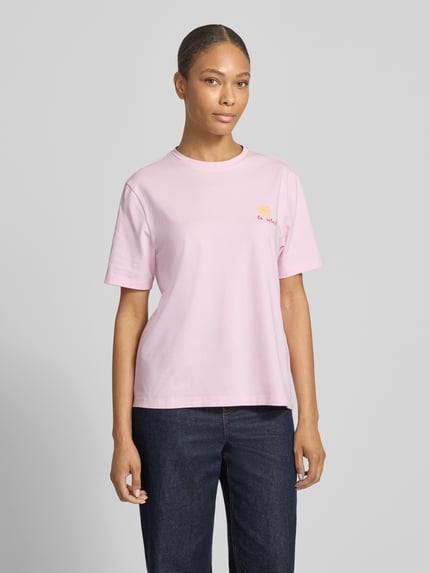 Vrouwenmodel draagt T-shirt met Stitching Modell 'NORA' van Vila in lichtroze, katoen-elastaan-mix, regular fit, ronde hals, borststiksel, ruglengte maat S: 58 cm, volledige lichaamsaanzicht van voren.