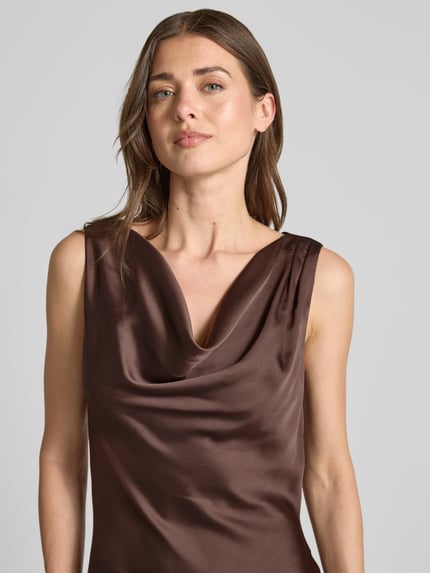 Frauenmodel trägt Maxikleid mit Wasserfall-Ausschnitt von Swing aus glänzendem Satin im Asymmetrischer-Look, Nahaufnahme Oberkörper.