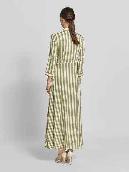 Frauenmodel trägt Hemdblusenkleid aus Viskose mit Knopfleiste Modell 'SAVANNA' von YAS, A-Linie, Maxikleid, Allover-Look, Ganzkörperansicht Rückansicht.