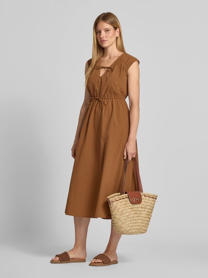 Modelka nosi sukienka midi z dekoltem w serek i wiązaniem od Jake*s Casual, bawełna, krój o linii a, Długość tyłu w rozmiarze 36: 122 cm, Szerokość w rozmiarze 36: 40 cm, Ganzkörperansicht von vorne.