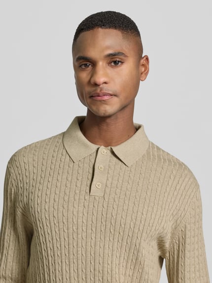 Männermodel trägt Strickpullover mit Polokragen van MCNEAL in beige, katoen, regular fit, geribde boorden, Nahaufnahme Oberkörper.