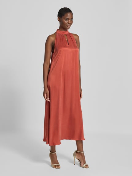 Frauenmodel trägt Midikleid aus Viskose-Mix mit Neckholder von Jake*s Collection, rostrote Farbe, gerade Passform, Ganzkörperansicht von vorne.