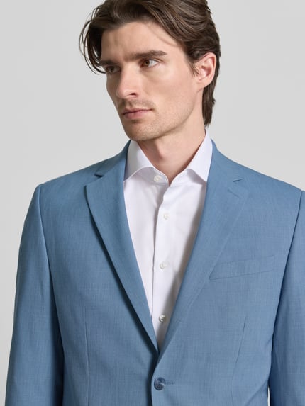 Männermodel trägt Regular Fit Anzugjacke mit Viskose-Anteil von HECHTER PARIS in Hellblau, Reverskragen, Brusttasche, Nahaufnahme Oberkörper.