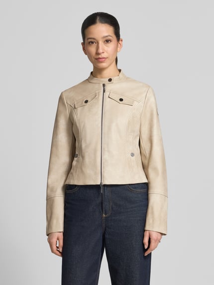 Vrouwenmodel draagt Slim Fit Jacke in Leder-Optik van Amber & June, beige kleur, staande kraag, borstzakken, steekzakken, tweewegsrits, maat 36: ruglengte 53 cm, schouderbreedte 41 cm, borstbreedte 48 cm, mouwlengte 65 cm, full-body vooraanzicht.