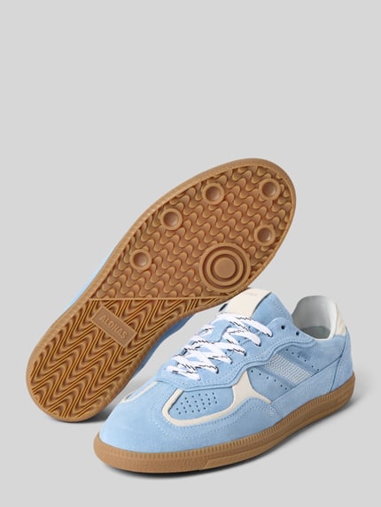 Produktfoto, Sneaker mit Schnürverschluss von ALOHAS aus echtem Leder in Hellblau und Weiß, abgerundete Spitze, Label-Detail, strukturierte braune Sohle, 2 cm Absatz, Schafthöhe und -weite 7 cm, neutrale Studioaufnahme.
