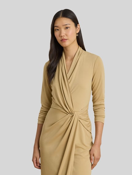 Frauenmodel trägt knielanges Kleid in Wickeloptik von Lauren Ralph Lauren, unifarben, eng anliegend, langarm, Nahaufnahme Oberkörper.