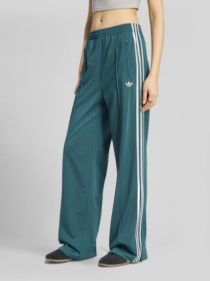 adidas Originals Spodnie dresowe o kroju loose fit z paskami w kontrastowym kolorze Ciemnozielony 4
