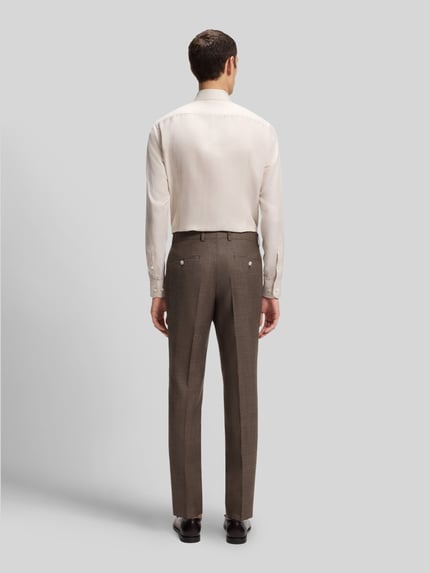 Männermodel trägt Slim Fit Anzughose aus Schurwoll-Seide-Leinen-Mix Modell 'H-GENIUS-B1-262' von BOSS, melanż, krój slim fit, szlufki na pasek, kanty, wpuszczane kieszenie, kieszenie z tyłu, mieszanka żywej wełny, jedwabiu i lnu, Ganzkörperansicht Rückansicht