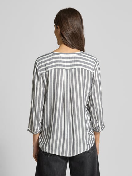 Frauenmodel trägt Blusenshirt mit Streifenmuster von TOM TAILOR aus reiner Viskose, Loose-Fit, 3/4-Ärmel, Rückansicht, Ganzkörperansicht Rückansicht.