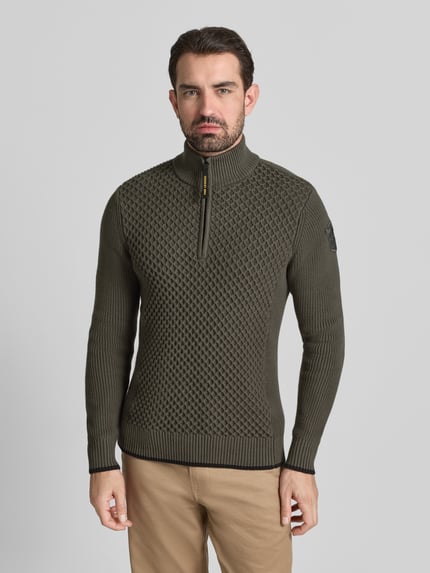 Männermodel trägt Strickpullover mit gerippten Abschlüssen von PME Legend in Olivgrün, Strukturmuster, Label-Details, Ganzkörperansicht von vorne.
