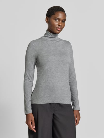 Frauenmodel trägt Longsleeve mit Rollkragen von someday, grauer Viskose-Mix mit Stretch, Ripp-Struktur, eng anliegend, Ganzkörperansicht von vorne.
