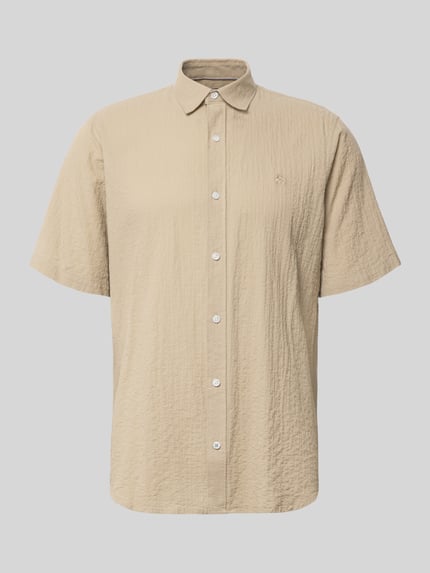 Produktfoto, Relaxed Fit Freizeithemd mit logo-stitching en kentkraag van Lerros in beige seersucker, knoopsluiting, afgeronde zoom, ruglengte maat M 75 cm, schouderbreedte 45 cm, mouwlengte 25 cm.