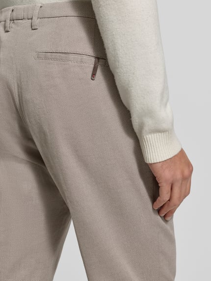 Männermodel draagt stoffen broek met achterzakken Model 'brody' van Cinque, mix van katoen en elastaan, detailopname achterzijde.