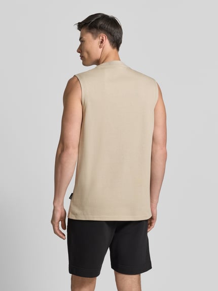 Männermodel trägt Regular Fit Tanktop mit Label-Stitching von COLUCCI aus reiner Baumwolle in Beige, Rückenlänge 73 cm, Ganzkörperansicht Rückansicht.