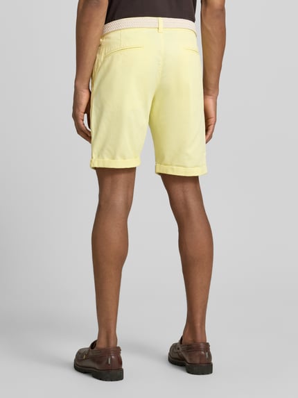 Männermodel trägt Bermudas mit Gürtel und Eingrifftaschen von MCNEAL in Hellgelb, Baumwoll-Mix mit Stretch, Straight Fit, Ganzkörperansicht Rückansicht.