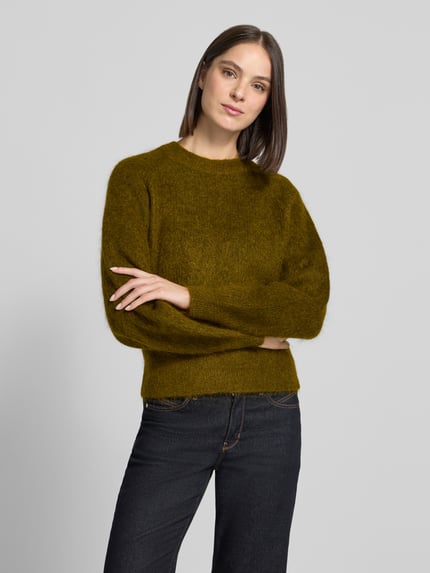 Frauenmodel trägt Pullover aus Mohair mit geripptem Abschluss von Selected, unifarben, Regular Fit, Cropped, Langarm, Nahaufnahme Oberkörper.
