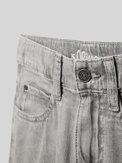 Produktfoto, Loose Fit Jeans aus reiner Baumwolle von s.Oliver RED LABEL in grauer Denim-Optik, 5-Pocket-Design, Twill-Materialverarbeitung, Knopf und Reißverschluss, Bundabschluss mit Weitenregulierung.