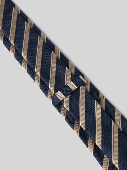 Produktfoto, Seidenkrawatte im Allover-Look (7 cm) von JOOP! Collection in Dunkelblau mit goldfarbenem Strukturmuster, klassische Form, 7 cm Breite, Reine Seide.