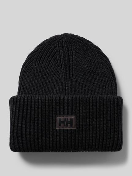 Produktfoto, Beanie in Strick-Optik mit Logo-Patch von Helly Hansen, schwarzer grob gestrickter Stoff, Strukturmuster, fixierter Bund