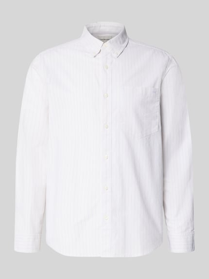 Produktfoto, Classic Fit Freizeithemd mit Button-Down-Kragen von Calvin Klein Jeans, weiß mit dezentem Streifenmuster, Baumwoll-Elasthan-Mix, Knopfleiste, Brusttasche, Label-Stitching, Größe M: Rückenlänge 81 cm, Schulterbreite 46 cm, Ärmellänge 65 cm.