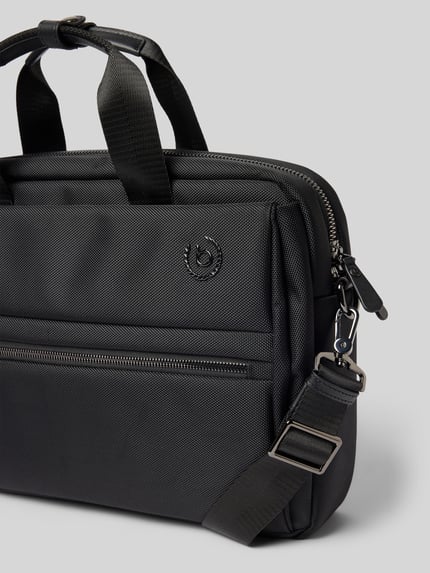 Produktfoto, Businesstasche mit Schulterriemen Modell 'NERO' von bugatti, czarny kolor, Detal z logo, Główna przegroda z zamkiem błyskawicznym, Uchwyt, Szerokość w rozmiarze 1: 43 cm, Długość w rozmiarze 1: 28 cm, Głębokość w rozmiarze 1: 9 cm, długość paska: 100 cm