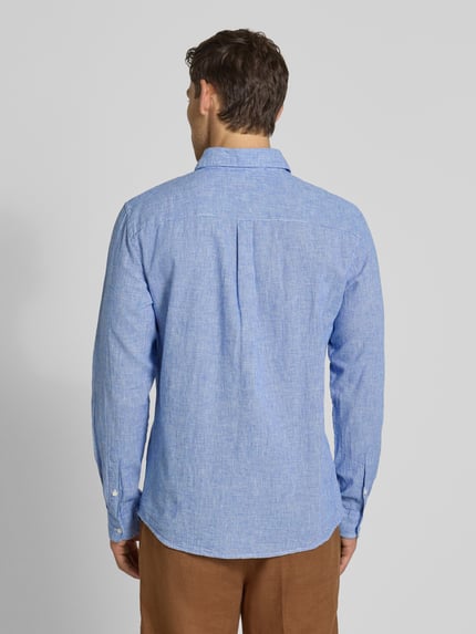 Männermodel trägt Regular Fit vrijetijdsoverhemd uit mix van linnen en katoen van MCNEAL, blauwe stof, ruglengte 74 cm, schouderbreedte 48 cm, mouwlengte 66 cm, kentkraag, knoopsluiting, heren, ganzkörperansicht rückansicht.