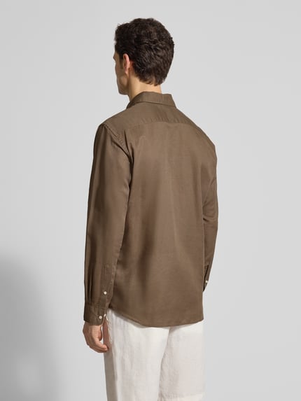 Männermodel trägt Regular Fit Freizeithemd aus Leinen-Mix von Jake*s, braun, mit Kentkragen, Ganzkörperansicht Rückansicht.