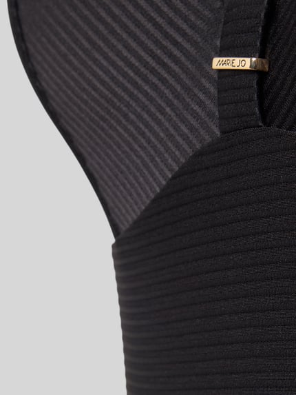 Produktfoto, schwarzer Badeanzug mit feiner Rippenstruktur und goldfarbenem Label-Detail, Modell 'CASSIE' von Marie Jo, Material-Mix mit Stretch-Anteil, körpernahe Passform, verstellbare Träger