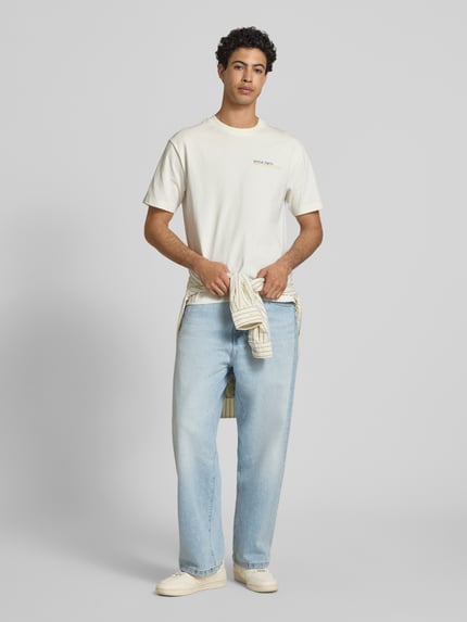 Männermodel trägt Relaxed Fit T-Shirt aus reiner Baumwolle mit Motiv-Print von Marc O'Polo Denim, Optik: Unifarben, Ganzkörperansicht von vorne.