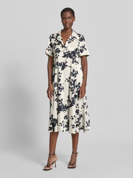 Vrouwenmodel draagt A-lijn vrijetijdsjurk met all-over bloemenprint model 'BALTA' van MAX&Co., maxi-lengte, V-hals, popeline, geheel op vooraanzicht.