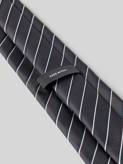 Produktfoto, elegante Krawatte aus reiner Seide Modell 'H-Tie 8 CM-ONE' von BOSS mit feinen weißen Streifen auf schwarzem Grund, glatte Textur